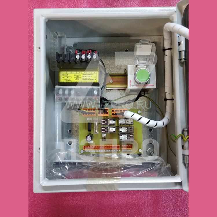 Шкаф CRN металлический навесной с монтажной платой в сборе NSYCRN325150 Schnider Electric