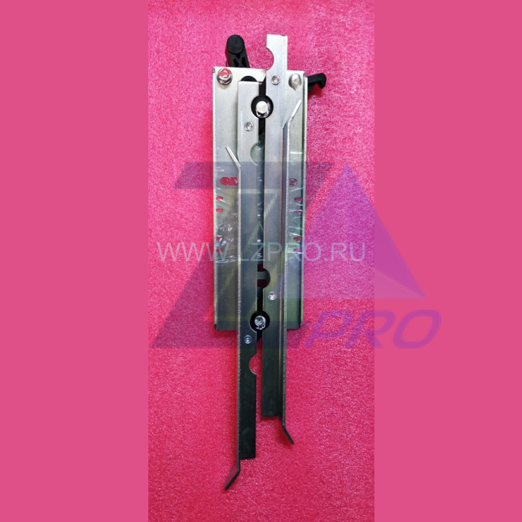 Отводка двери кабины левая IRIS ID.305874 DEA3018071 (OTIS60 S1103031B) LG Sigma