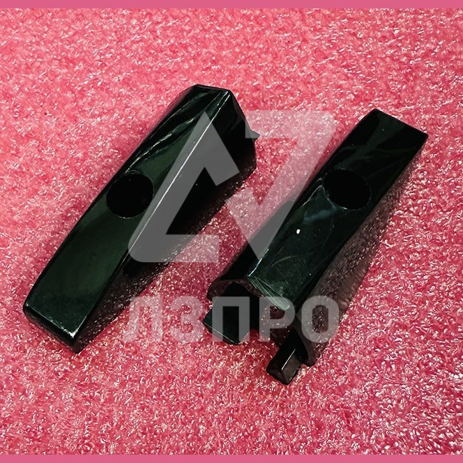 Торцевой наконечник левый однорядной щетки UR/OL-PA 6.6 KM5062470 Kone