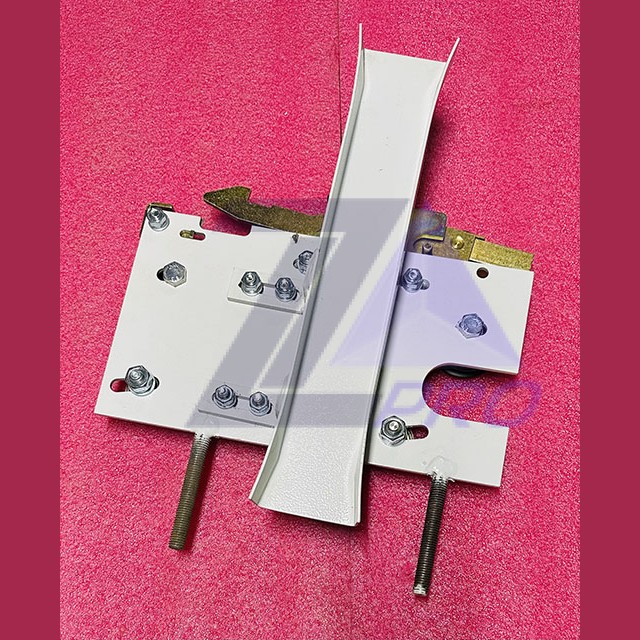 Каретка двери кабины с замком старого образца проем 1200мм правая 0721.03.91.040-01 ЩЛЗ