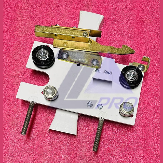 Каретка двери кабины с замком старого образца проем 1200мм правая 0721.03.91.040-01 ЩЛЗ