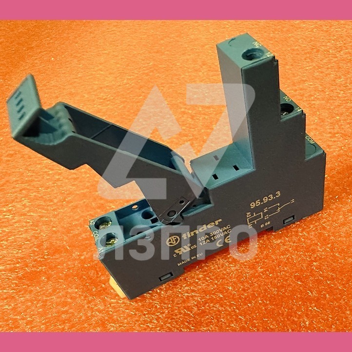 Розетка для реле 40.31 и модуля 99.80 с пластиковым фиксатором 95.93.3SPA Finder