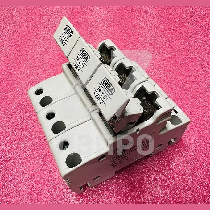 Основание предохранителей трехполюсное 14 X 51 арт.51 058 04.3 SIBA