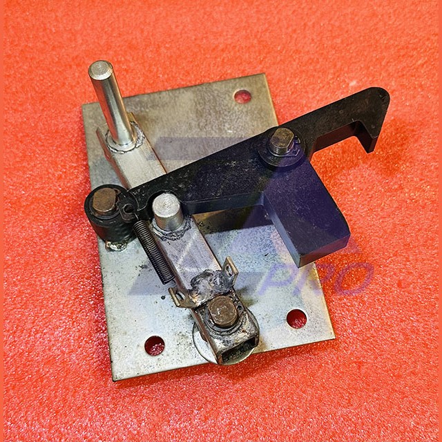 Замок двери кабины левый ZAA2000LU2 Otis