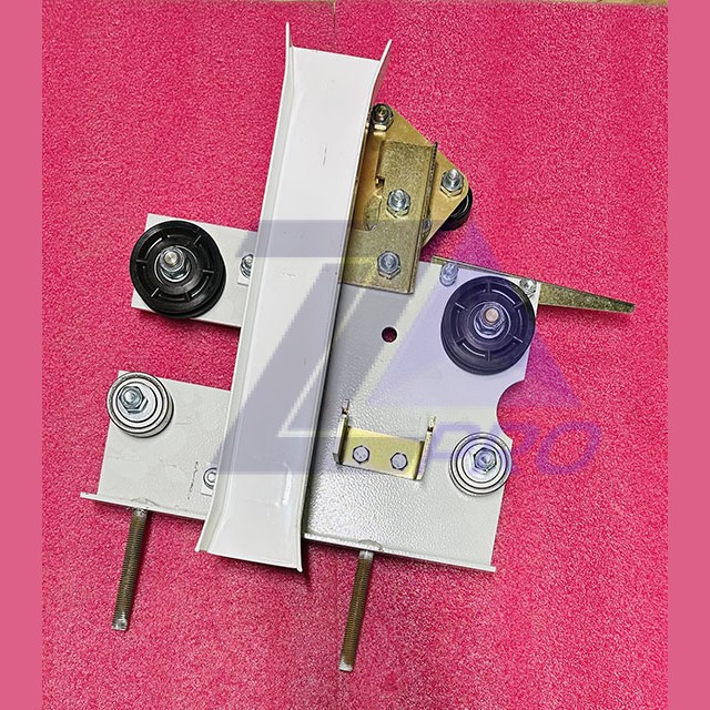 Каретка дверей кабины с трехплечим рычагом левая проем 700мм 0401.03.10.040 ЩЛЗ