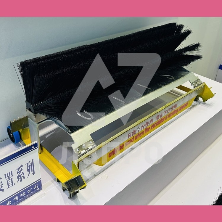 Механическое устройство очистки паллеты/ступени траволатора/эскалатора