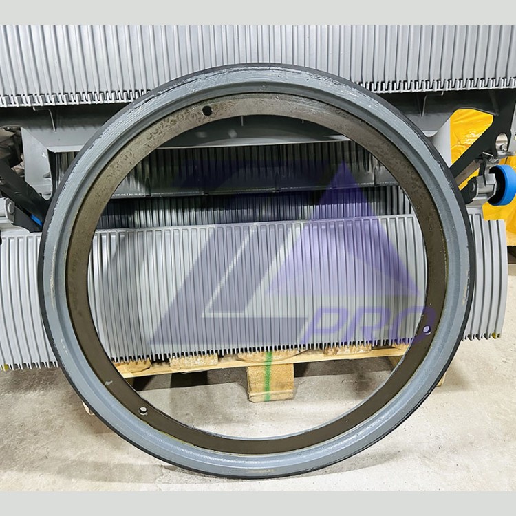 Шкив фрикционный привода поручня эскалатора Velino FT820 D=690мм W=32мм 17091150 ThyssenKrupp