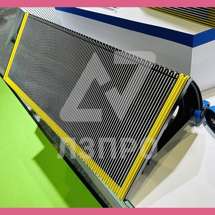 Ступень эскалатора черная желтые пластиковые демаркационные линии 1000мм TJ1000A Schindler