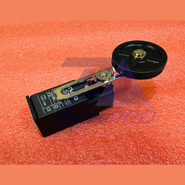 Выключатель XCK-P регулируемый рычаг с роликом d=50mm